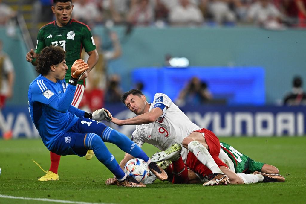 No viste en TV: así fueron captados Memo Ochoa y Lewandowski al final del partido, y su bella esposa enamora a los mexicanos