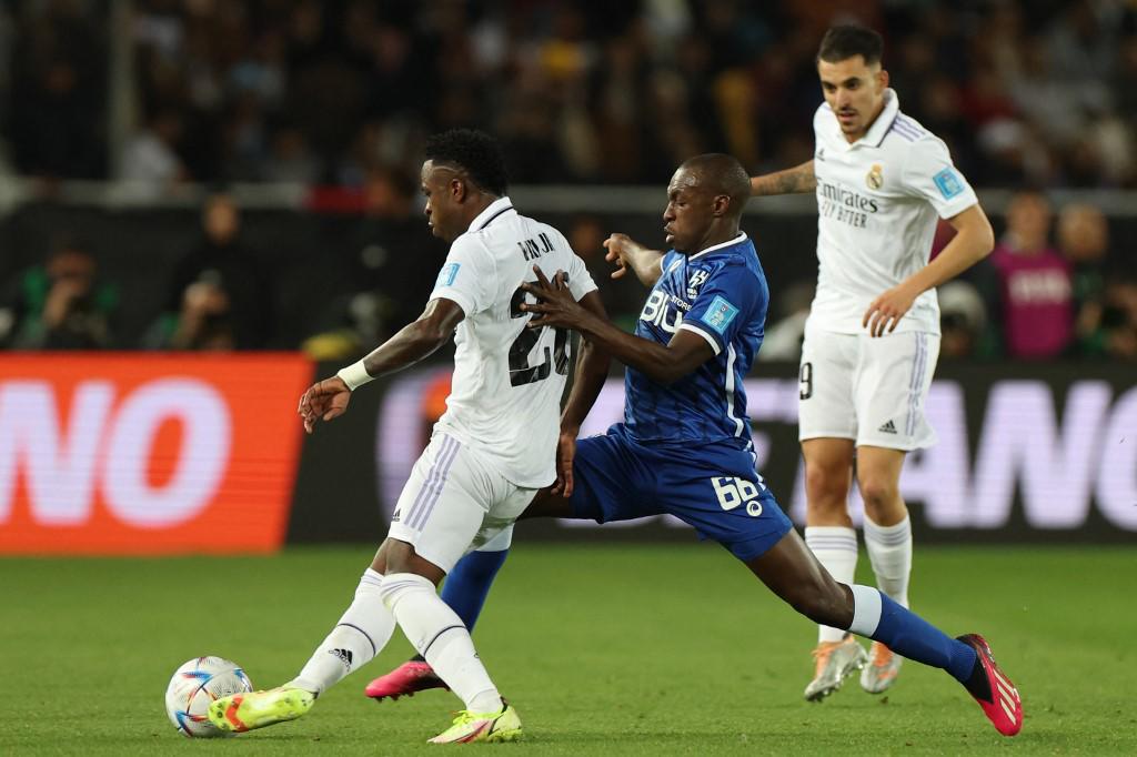 Saud Abdulhamid pelea el balón con Rodrygo.