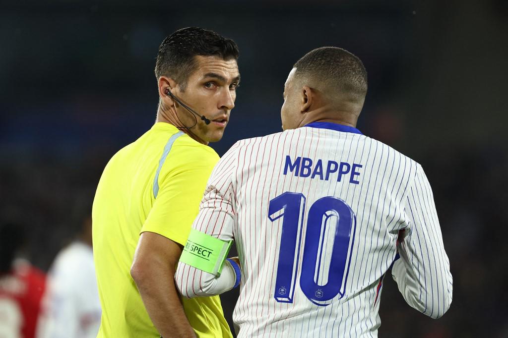 Solo los capitanes de las selecciones podrán cuestionar una decisión del árbitro.