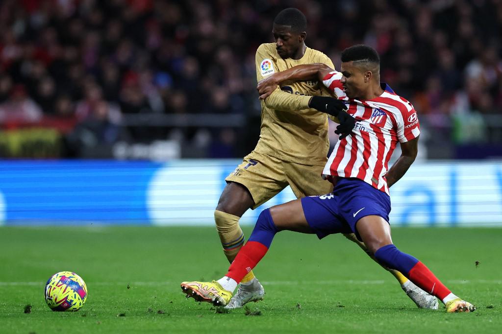 Dembélé ha tenido una dura disputa por la banda derecha con Reinildo.