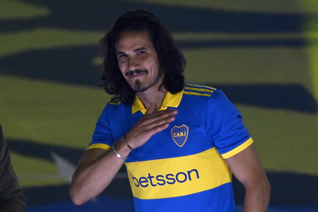 La presentación de Cavani con Boca Juniors en La Bombonera: brutal recibimiento y acompañado de su novia