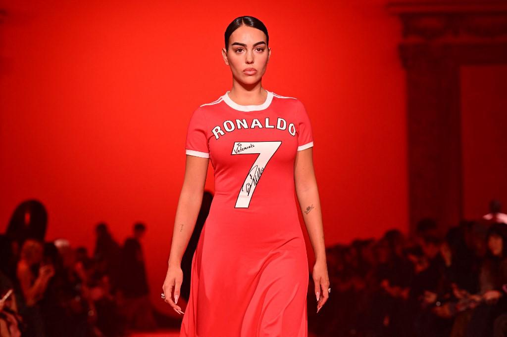 Georgina Rodríguez sorprendió en París con su atuendo: le rinde homenaje a Cristiano Ronaldo y la declaración de amor