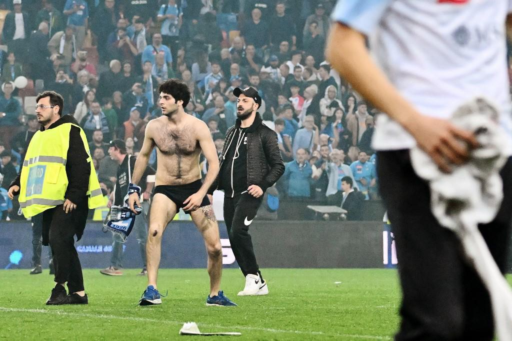Brutal invasión y “Chucky” Lozano como Superman: la histórica celebración del título del Napoli en Italia