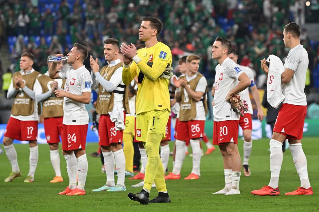 No viste en TV: así fueron captados Memo Ochoa y Lewandowski al final del partido, y su bella esposa enamora a los mexicanos