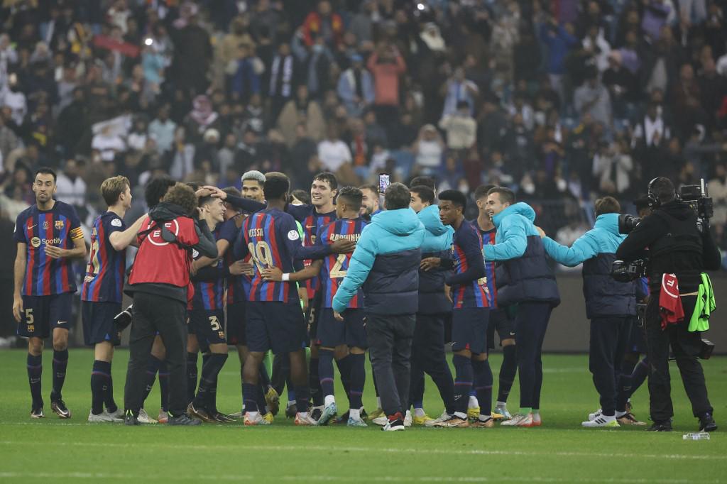 El pasillo a Real Madrid, Modric hundido y la bronca de Vinicius en la Supercopa de España que ganó el Barcelona