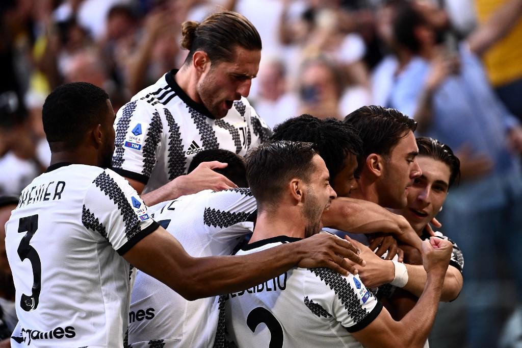 Dusan Vlahovic es felicitado por sus compañeros tras marcarle golazo a la Roma de tiro libre.