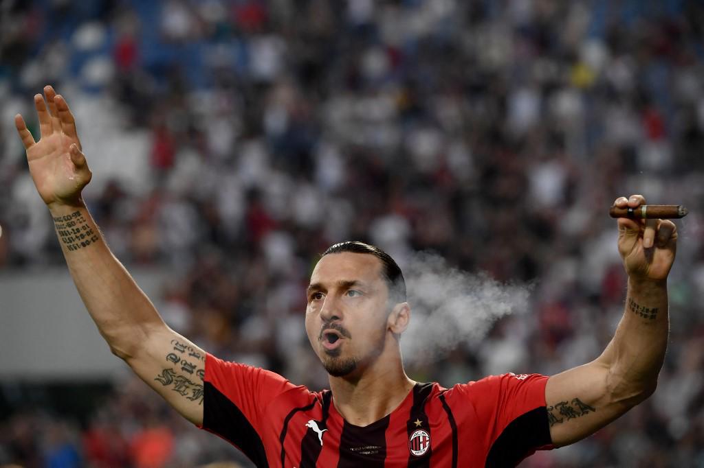 Fumándose un puro y bebiendo champagne: así fue Ibrahimovic a recoger su medalla de campeón en el festejo del AC Milan