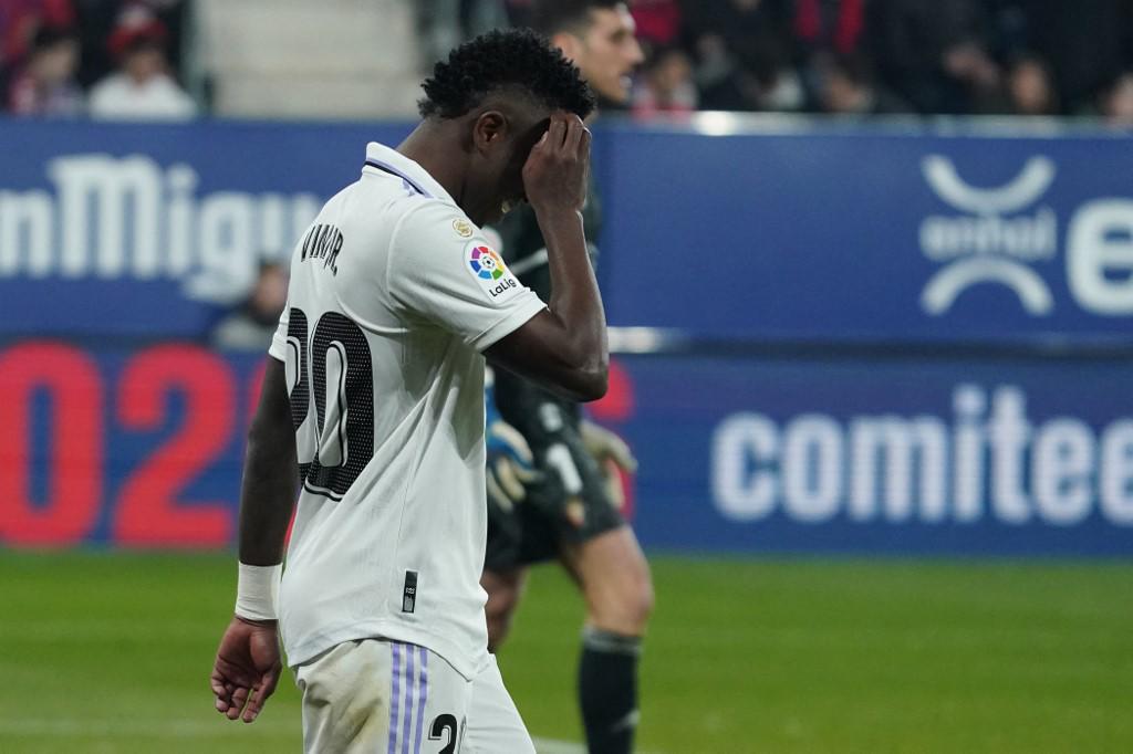 Vinicius se lamenta una clara oportunidad que desperdició para el Real Madrid.