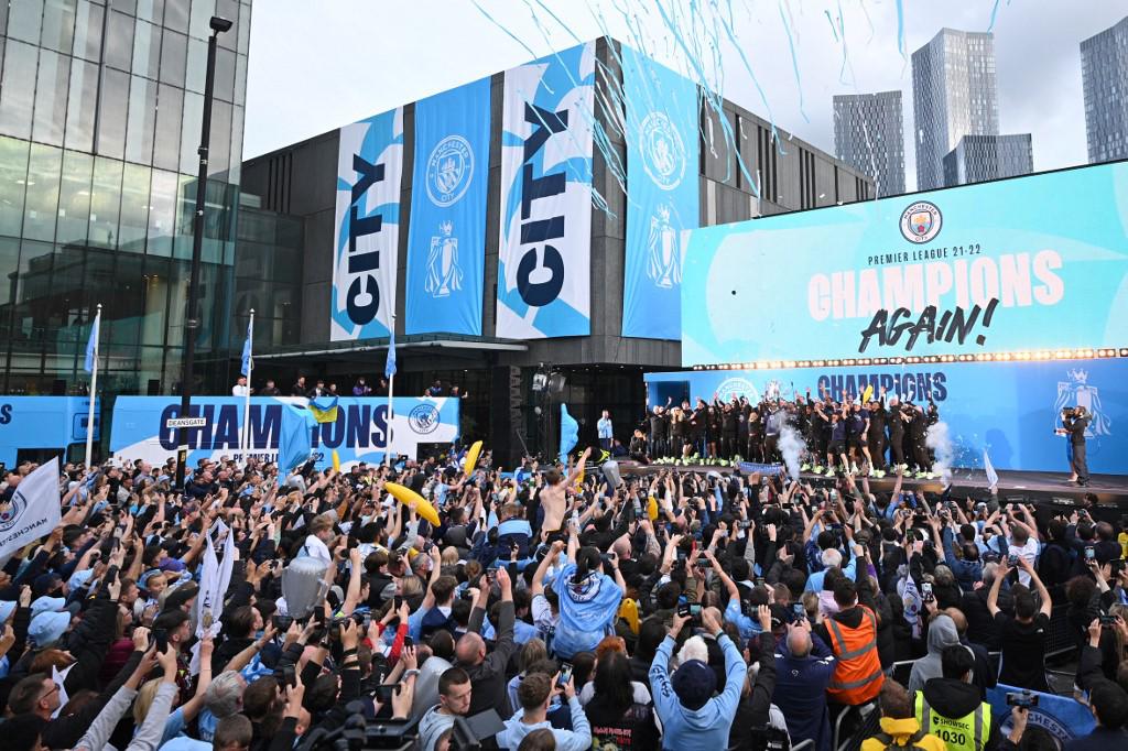 Fiestón en el Manchester City: Guardiola fumándose puros, descontrol de los aficionados y el que confundió a Erling Haaland