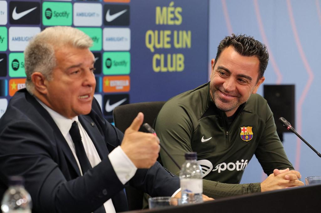 Los dos ‘fichajes’ que Laporta le impuso a Xavi para seguir en Barcelona: el técnico tuvo que acceder