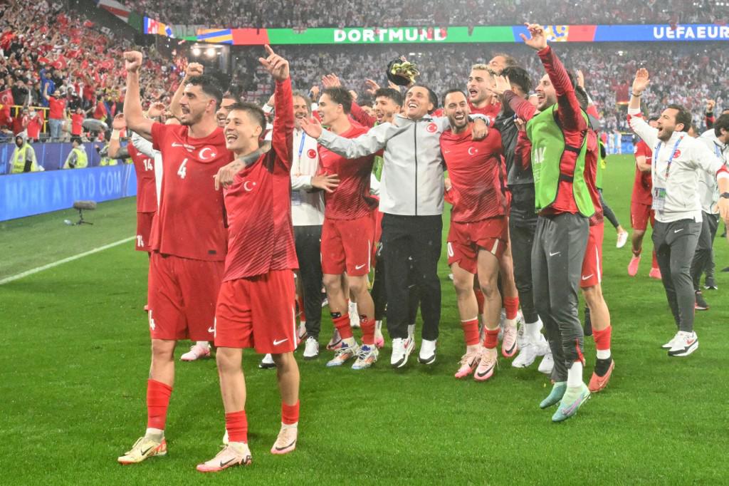 Arda Güler brilló en la Eurocopa y hermosas turcas montan una fiesta luego del triunfo ante Georgia