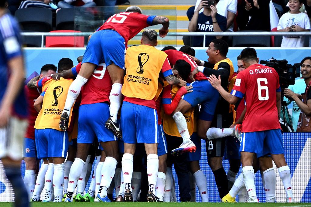 El golazo de Fuller, así festejaron los jugadores de Costa Rica tras vencer a Japón en el Mundial y los asiáticos hundidos