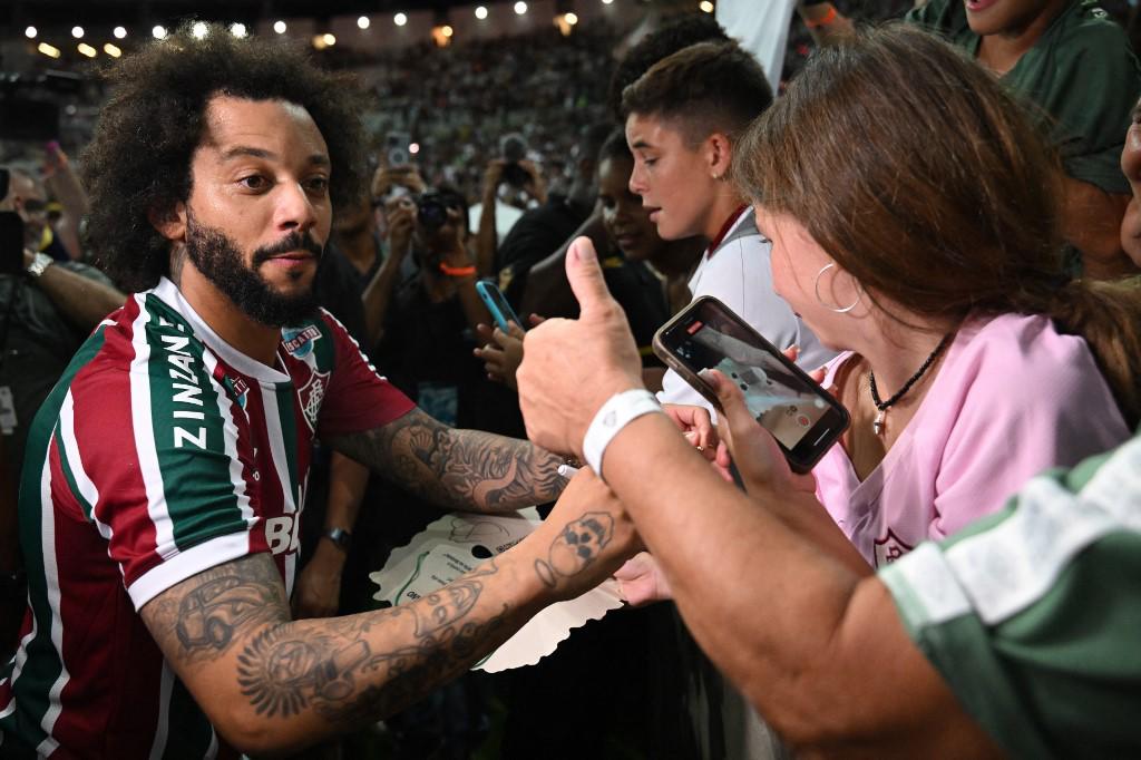 Fue recibido por 35 mil personas y tiene un “gemelo”: La tremenda presentación de Marcelo con Fluminense ¿Y su esposa?