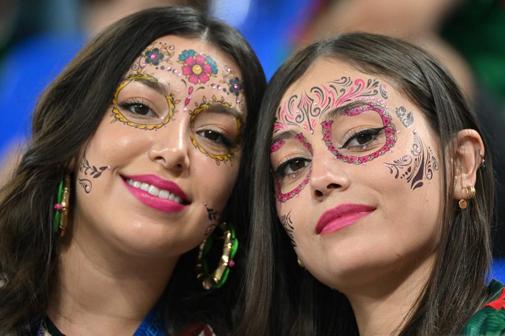 No viste en TV: así fueron captados Memo Ochoa y Lewandowski al final del partido, y su bella esposa enamora a los mexicanos