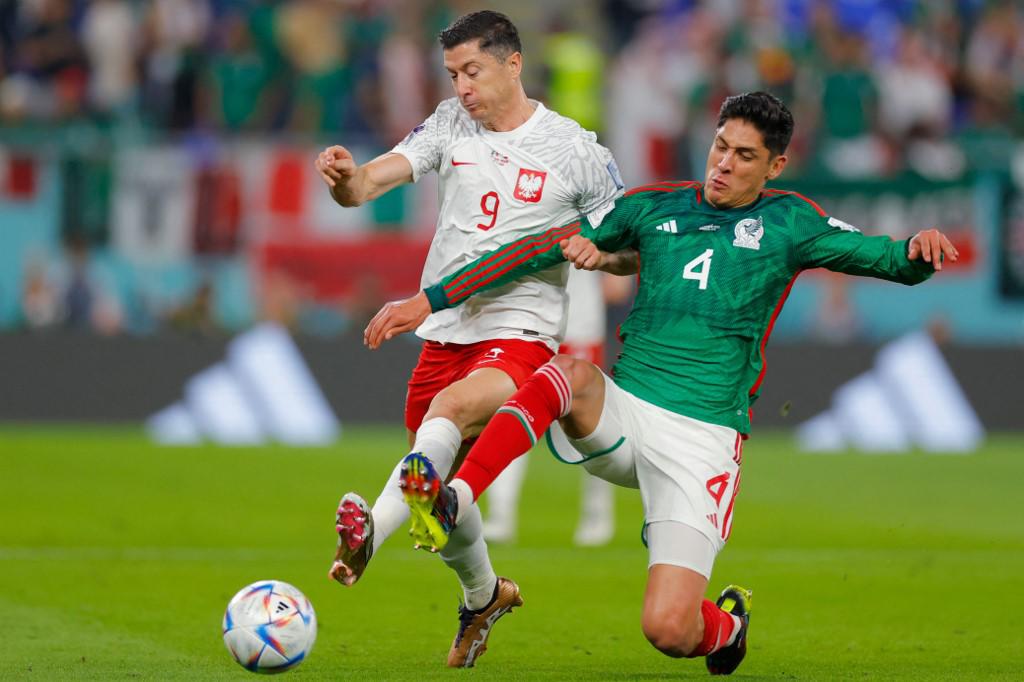 No viste en TV: así fueron captados Memo Ochoa y Lewandowski al final del partido, y su bella esposa enamora a los mexicanos
