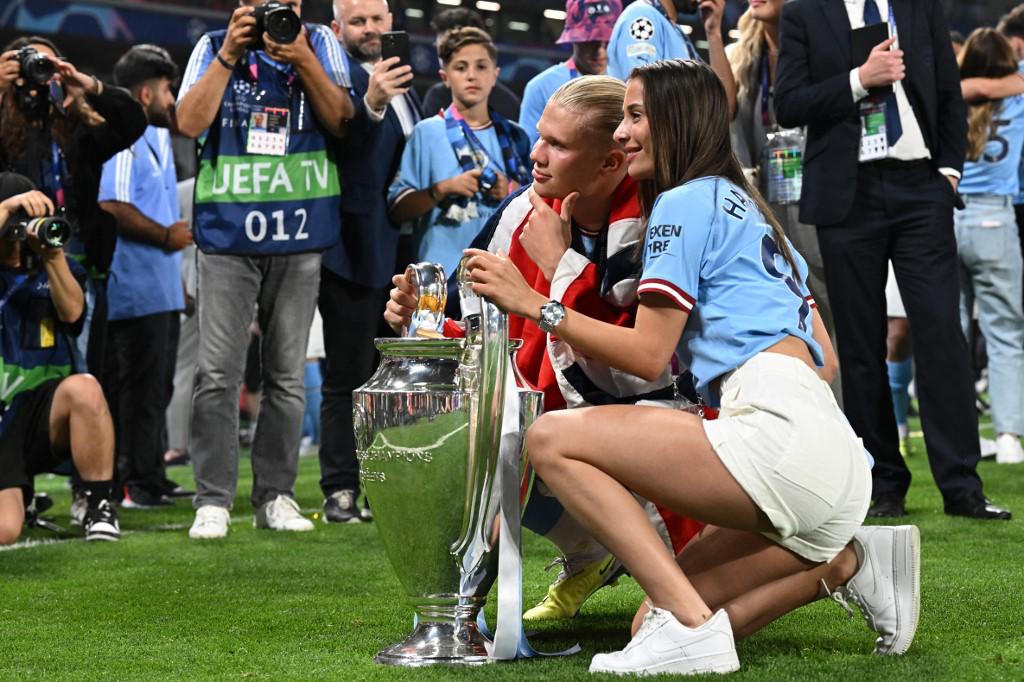 Lo tienen flechado: así festejó Haaland con su bella novia tras ganar la Champions con el Manchester City