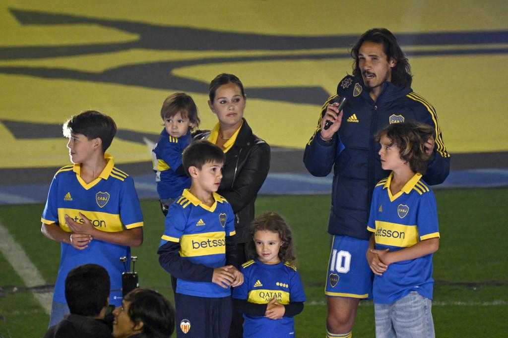La presentación de Cavani con Boca Juniors en La Bombonera: brutal recibimiento y acompañado de su novia