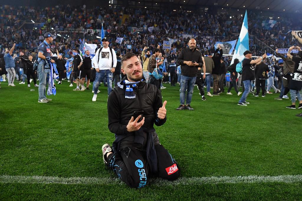 Brutal invasión y “Chucky” Lozano como Superman: la histórica celebración del título del Napoli en Italia