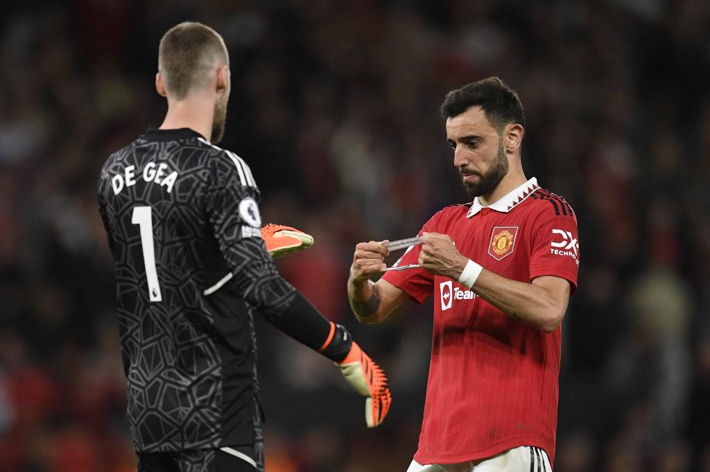 Bruno Fernandes salió de cambio y le entregó el gafete de capitán a David De Gea.