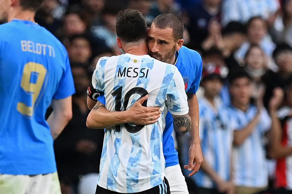 Messi sufre terrible codazo y Chiellini no lo podía agarrar; así festejó Argentina tras golear a Italia y ganar la Finalissima