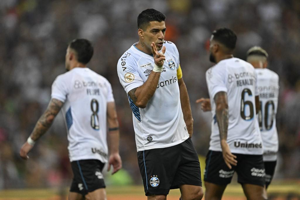 El último partido de Luis Suárez con el Gremio: ¡marcó doblete y Felipe Melo le aplica una llave!