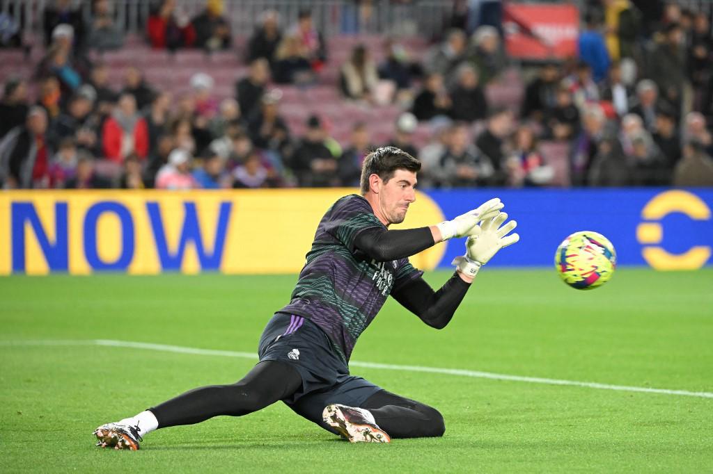 Courtois en el calentamiento previo al clásico español.