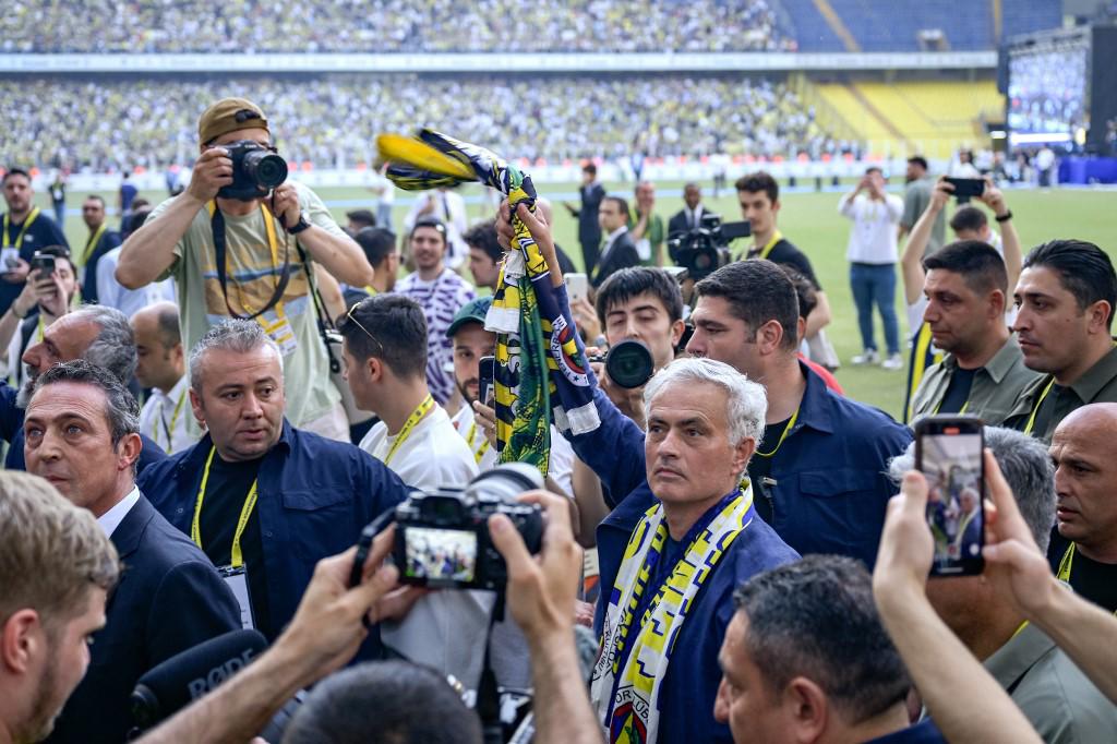 Mourinho desató la locura con Fenerbahce y le abre las puertas a un jugador de Real Madrid: “Si quieres venir...”