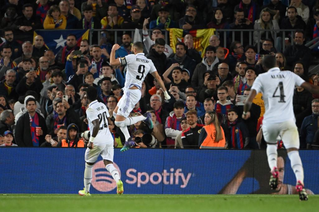 Benzema festejando uno de sus tantos ante la afición azulgrana.