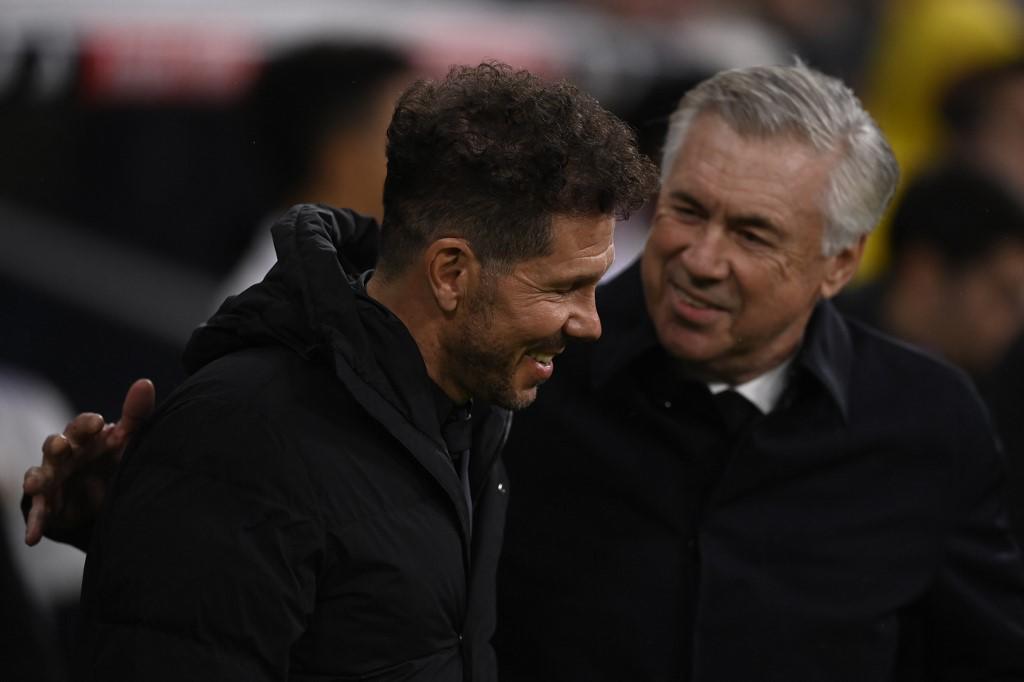 El saludo de los entrenadores Simeone y Ancelotti previo al encuentro.