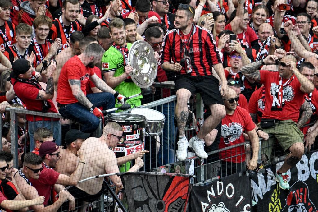 Bayer Leverkusen festeja su primer título de Bundesliga: el beso de Xabi Alonso a su esposa y descontrol en el BayArena