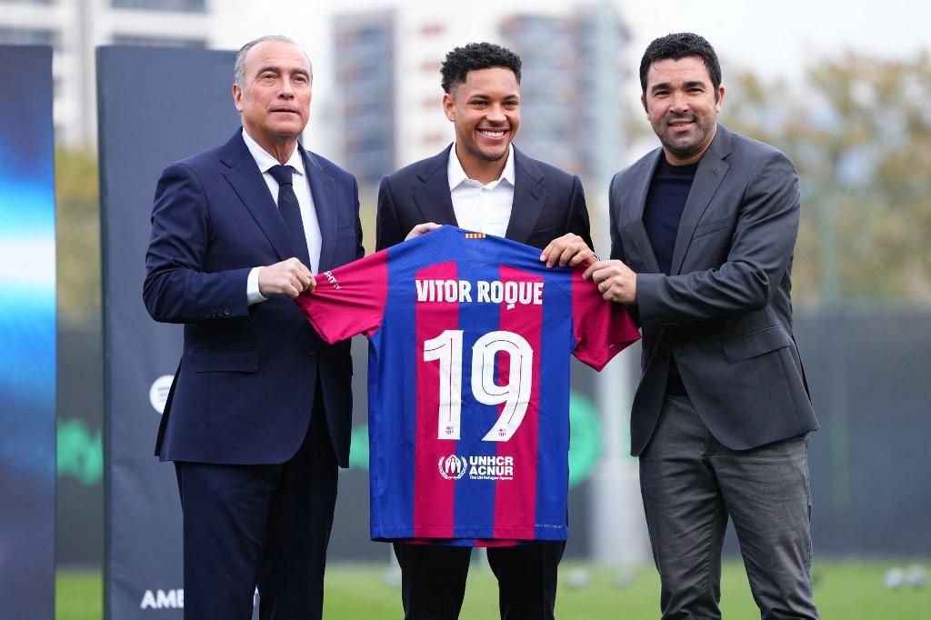 Así fue la presentación oficial de Vitor Roque con el Barcelona tras su debut: el gran ausente y quiénes lo acompañaron