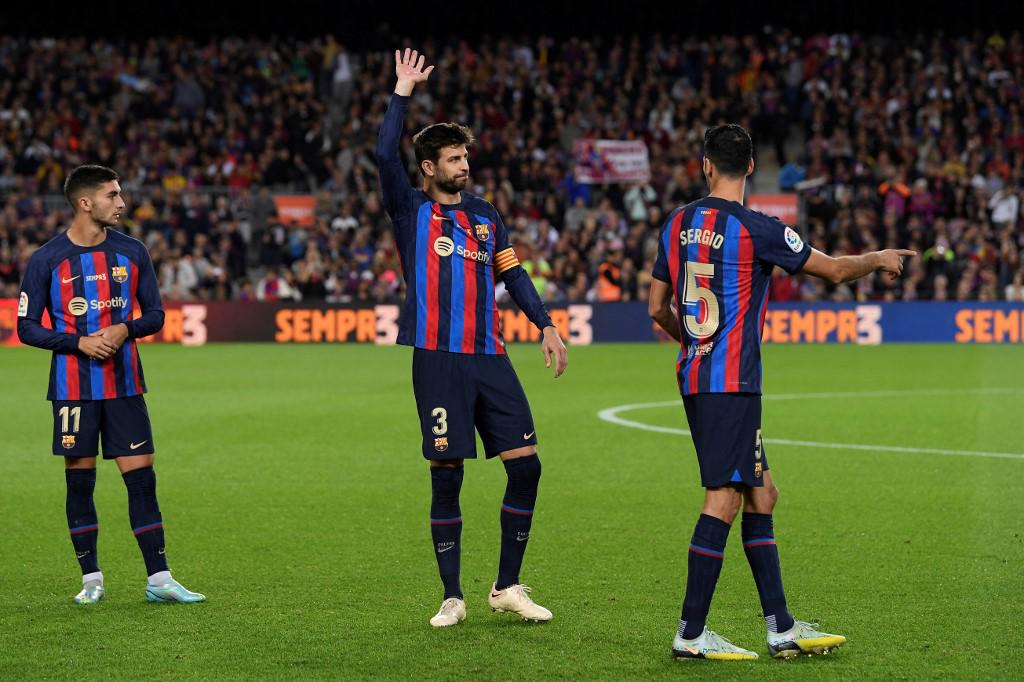 Con sus hijos, entre lágrimas y hasta le llevaron flores: la última noche de Piqué como jugador del Barcelona en el Camp Nou