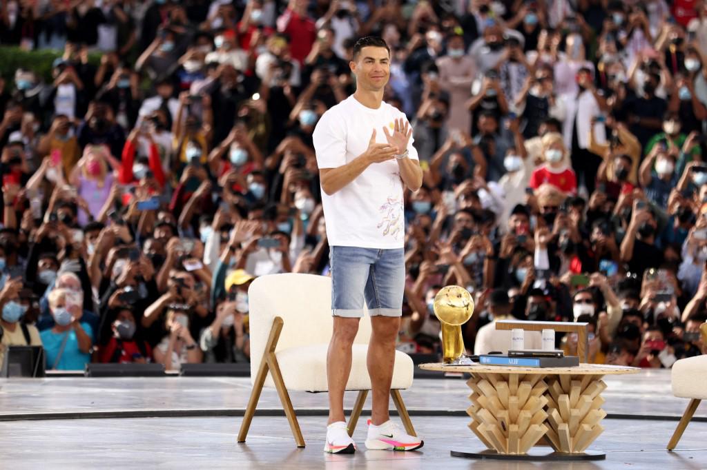 ¡Locura por el Bicho! El premio que recibió Cristiano Ronaldo mientras está de vacaciones en Dubái