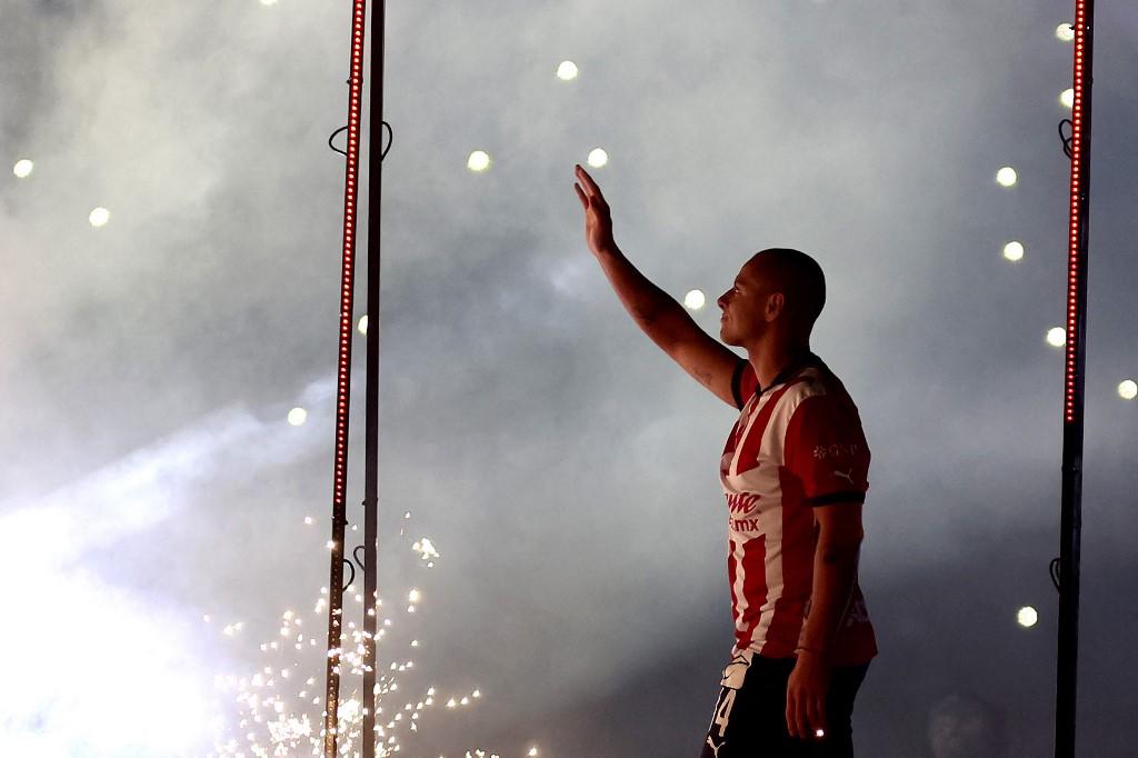 Chicharito Hernández vuelve como leyenda a Chivas: la brutal presentación y los mensajes de Ferguson y Ancelotti