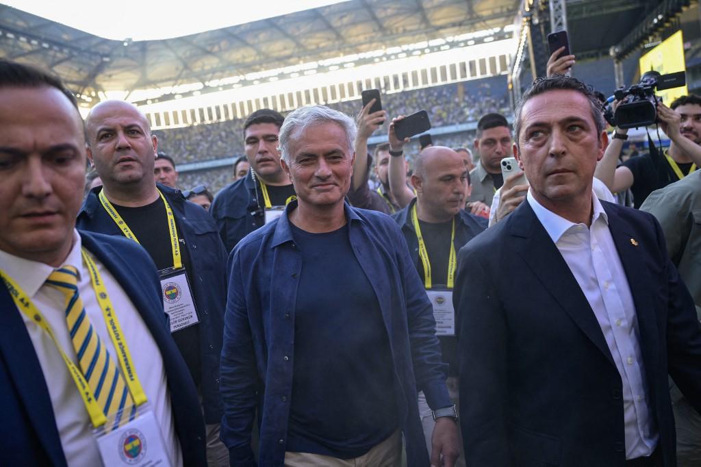 Mourinho desató la locura con Fenerbahce y le abre las puertas a un jugador de Real Madrid: “Si quieres venir...”