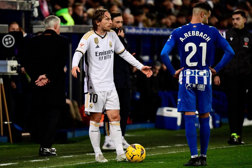 Modric reclamando una falta árbitro central en el Alavés-Real Madrid.