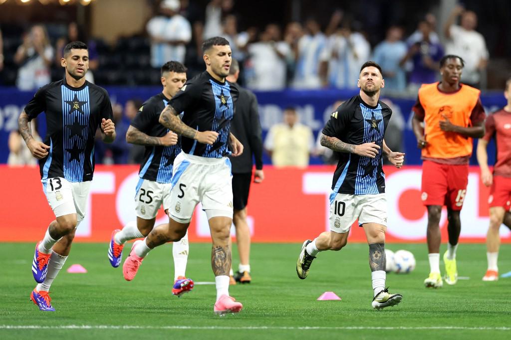 Messi lidera el calentamiento del combinado argentino en el Mercedes-Benz.