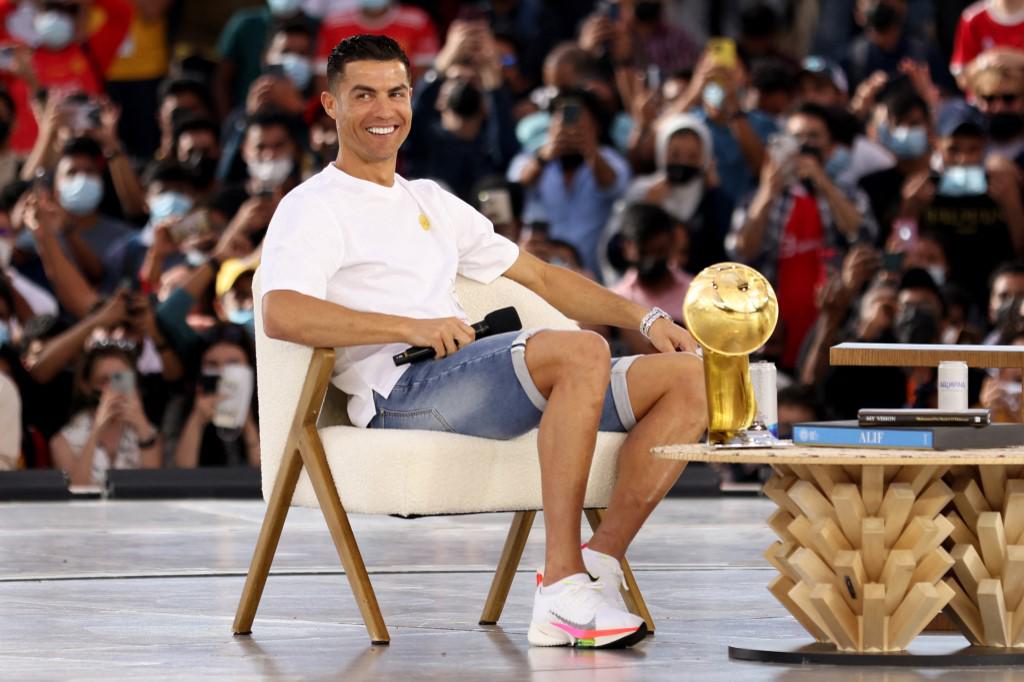 ¡Locura por el Bicho! El premio que recibió Cristiano Ronaldo mientras está de vacaciones en Dubái