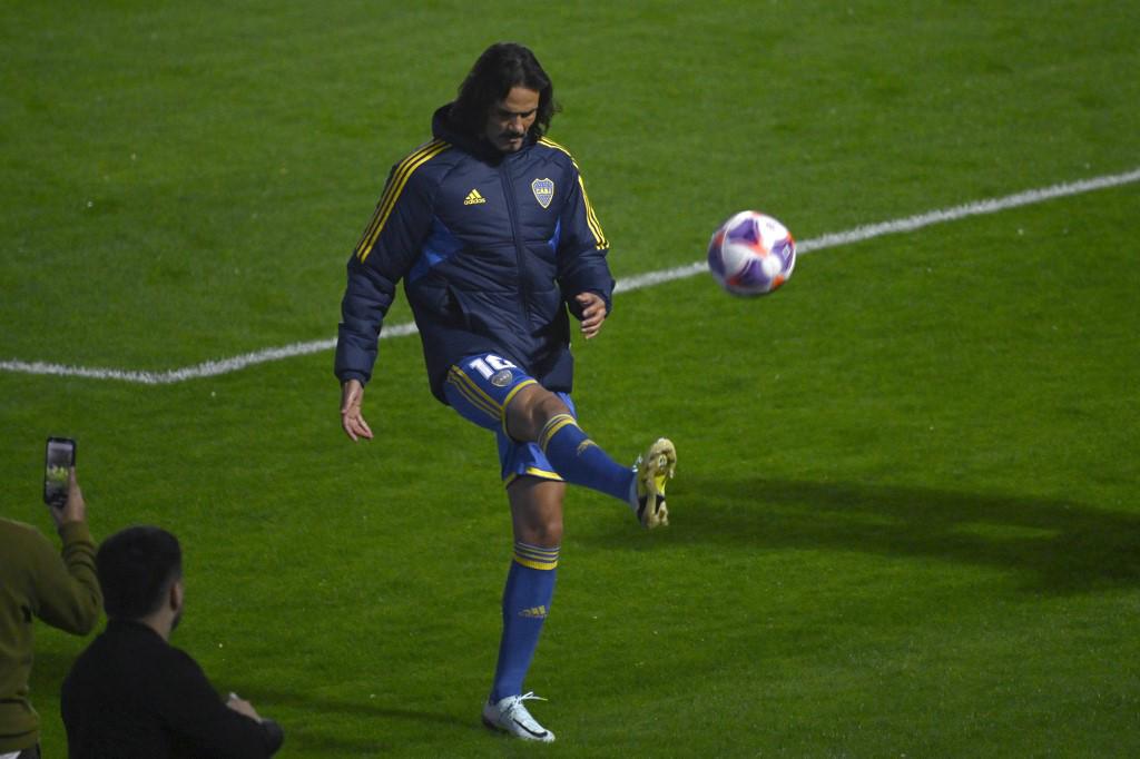 La presentación de Cavani con Boca Juniors en La Bombonera: brutal recibimiento y acompañado de su novia