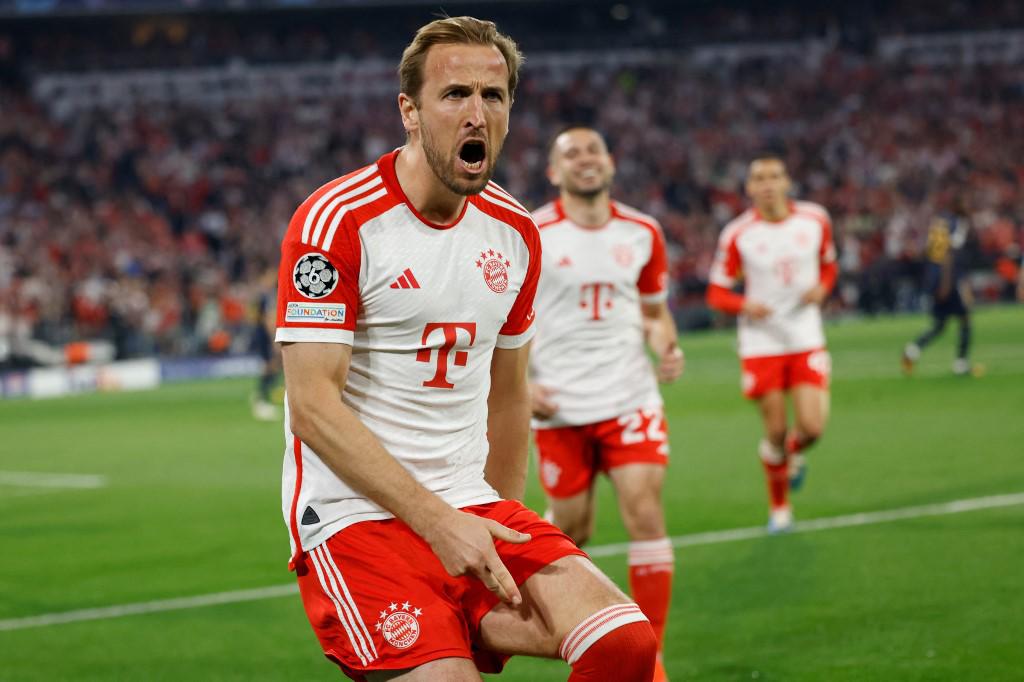 Tchouaméni interrumpe a Müller, Vinicius se divierte ante Bayern y las bellas chicas apoyando al Real Madrid