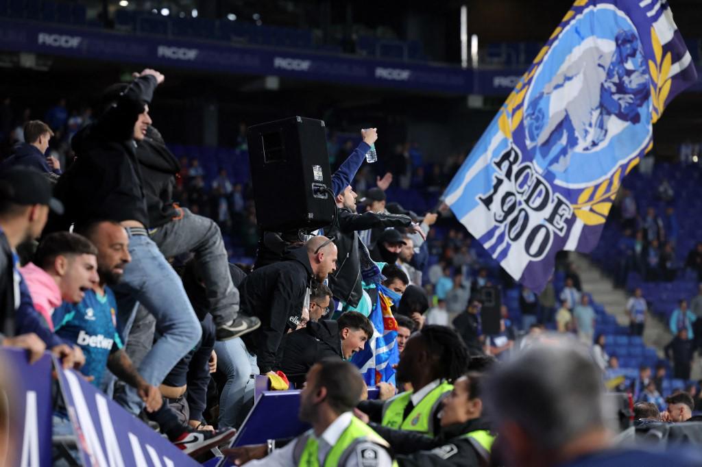 ¡Polémica! Ultras del Espanyol invaden el campo y corren a los jugadores del Barcelona tras quedar campeones de LaLiga