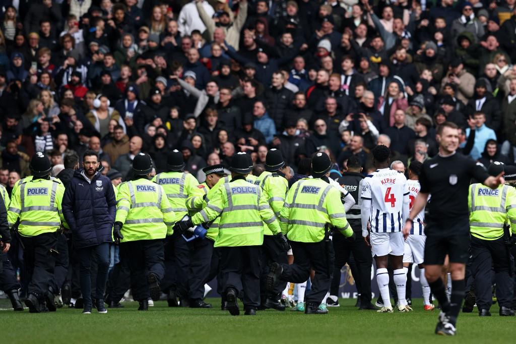 Interrumpido un partido de la FA Cup por fuertes incidentes en las gradas: futbolista tuvo que sacar a su familia