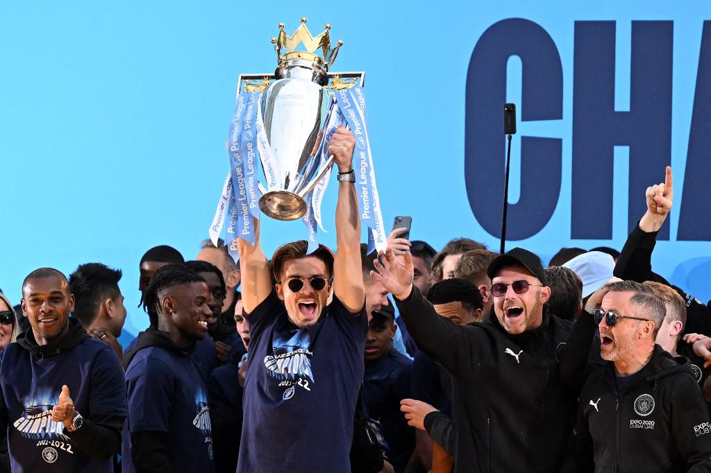 Fiestón en el Manchester City: Guardiola fumándose puros, descontrol de los aficionados y el que confundió a Erling Haaland