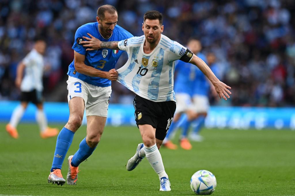 Messi sufre terrible codazo y Chiellini no lo podía agarrar; así festejó Argentina tras golear a Italia y ganar la Finalissima