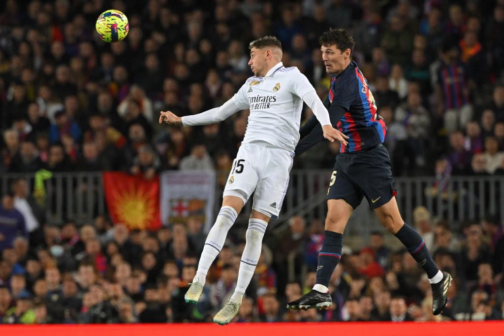 Valverde disputa el balón por los aires con Christensen.