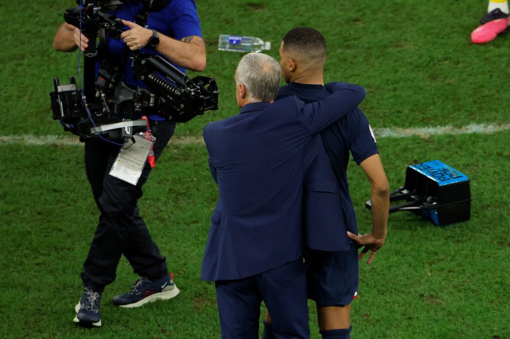 ¿Qué significa la capa que le colocó el Emir de Qatar a Messi? El polémico festejo del Dibu y un Mbappé destrozado por Argentina