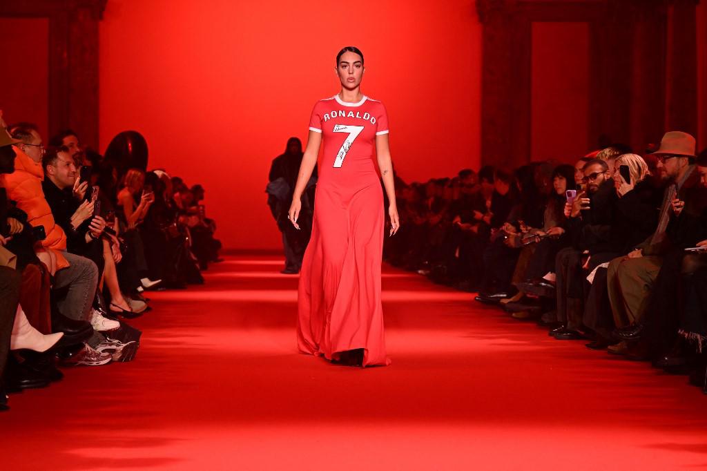 Georgina Rodríguez sorprendió en París con su atuendo: le rinde homenaje a Cristiano Ronaldo y la declaración de amor