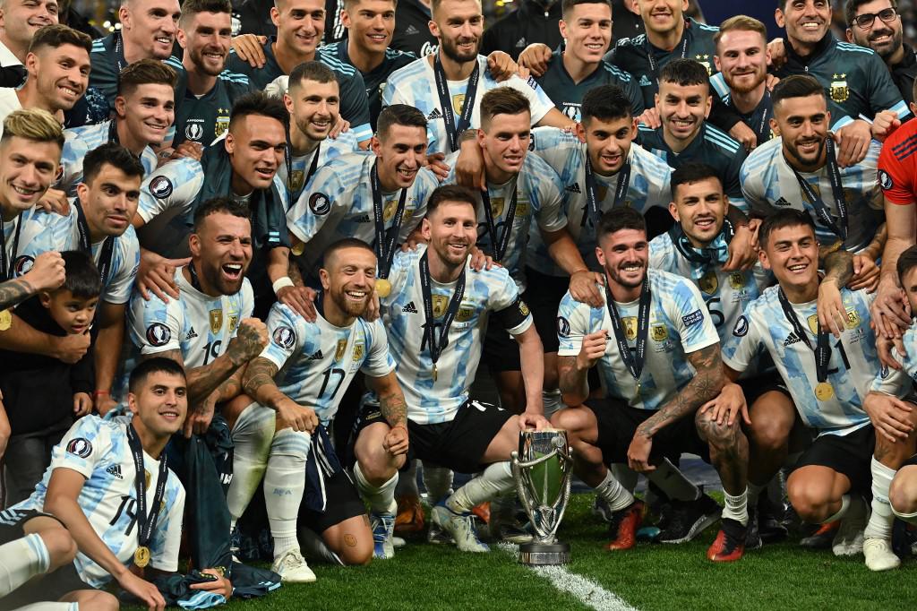 Messi sufre terrible codazo y Chiellini no lo podía agarrar; así festejó Argentina tras golear a Italia y ganar la Finalissima