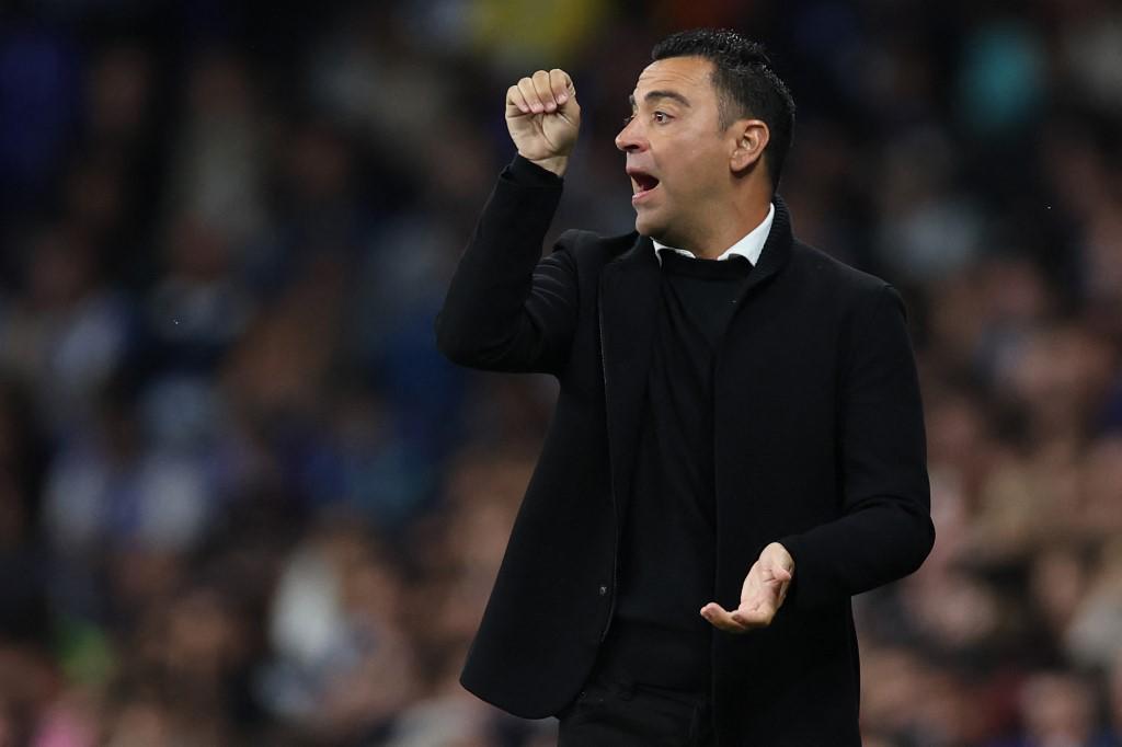 ¡Polémica! Ultras del Espanyol invaden el campo y corren a los jugadores del Barcelona tras quedar campeones de LaLiga