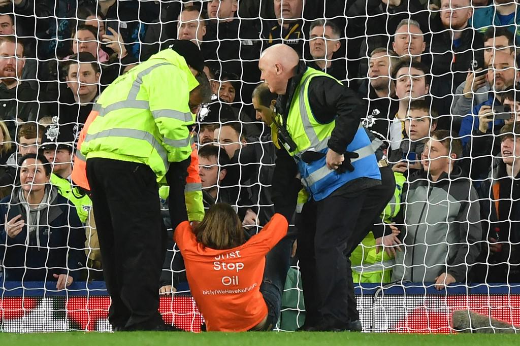 Nunca se vio esto en la Premier League: aficionado salta al campo y se amarra a una de las porterías para detener el Everton-Newcastle